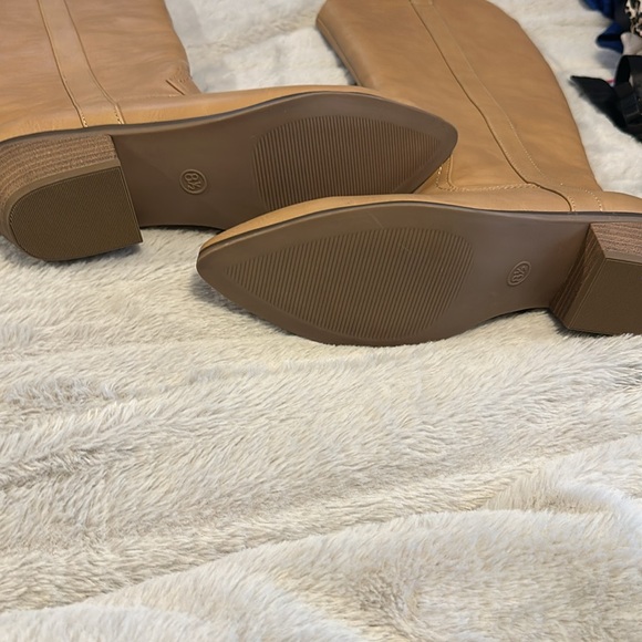 Women’s SZ 8.5 boots - Picture 3 of 4